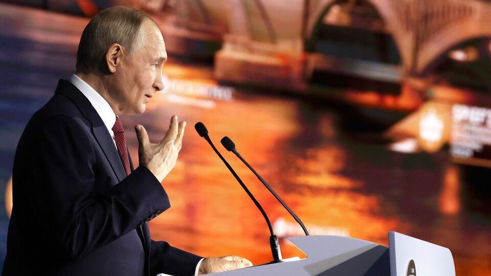 Путін: Я вже багато разів казав, що вважаю російський і український народи одним народом насправді. У цьому сенсі вся Україна наша
