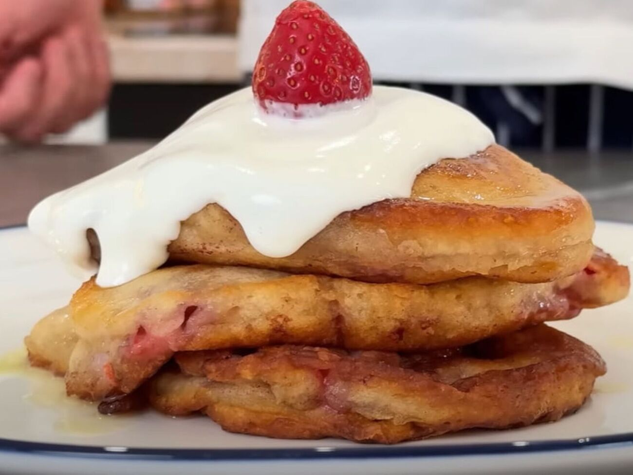 Жарьте оладьи на среднем огне под закрытой крышкой