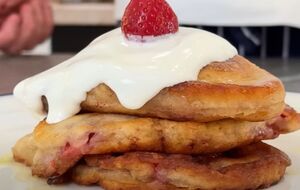 Жарьте оладьи на среднем огне под закрытой крышкой