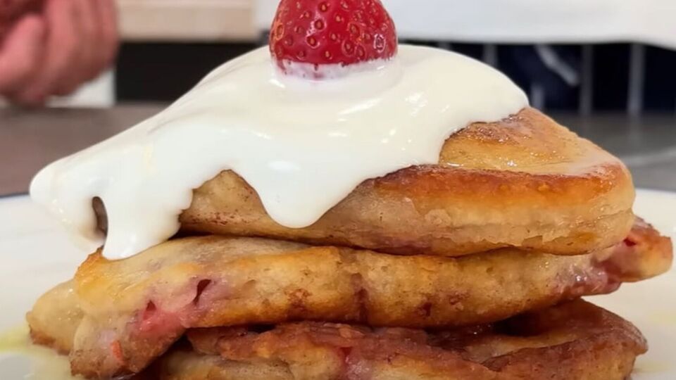 Жарьте оладьи на среднем огне под закрытой крышкой