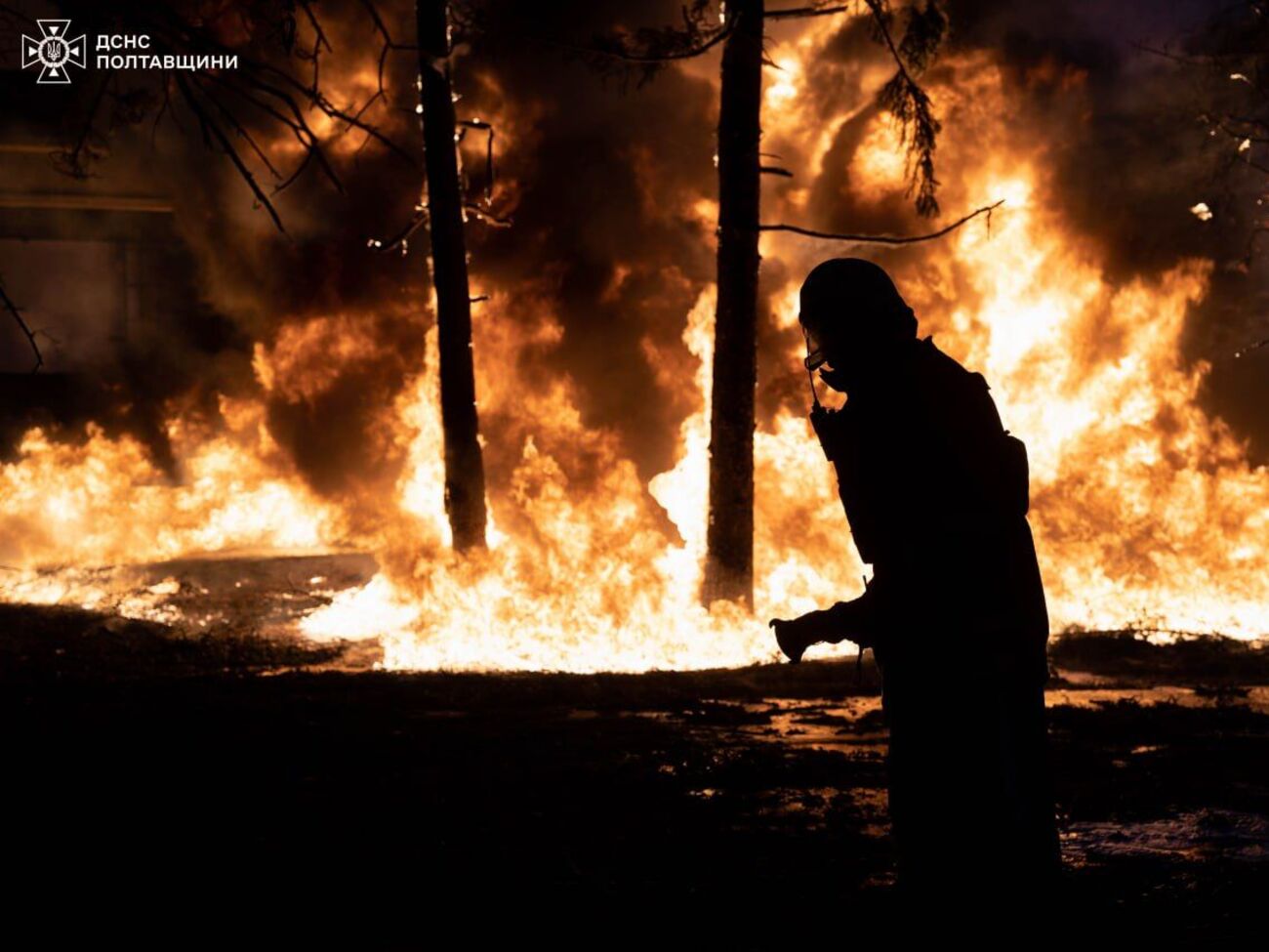 Рятувальники борються з наслідками обстрілу