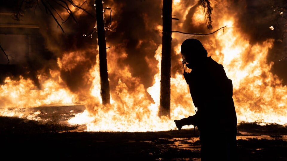 Рятувальники борються з наслідками обстрілу