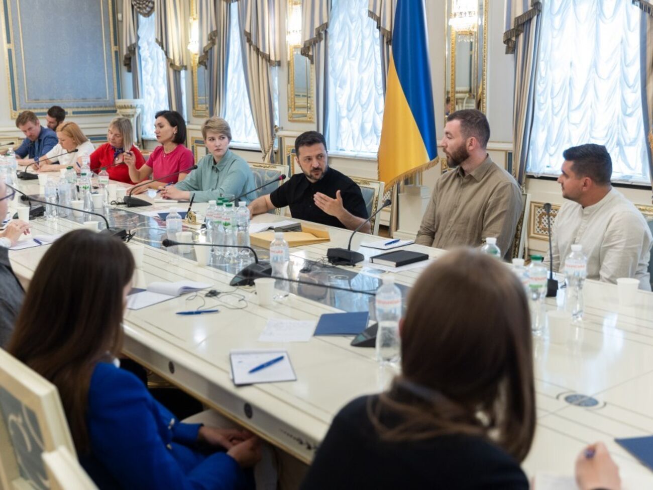 Зеленский встретился с журналистами и рассказал о планах по покупке оружия у США