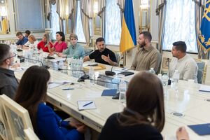 Зеленський зустрівся із журналістами й розповів про плани щодо купівлі зброї у США