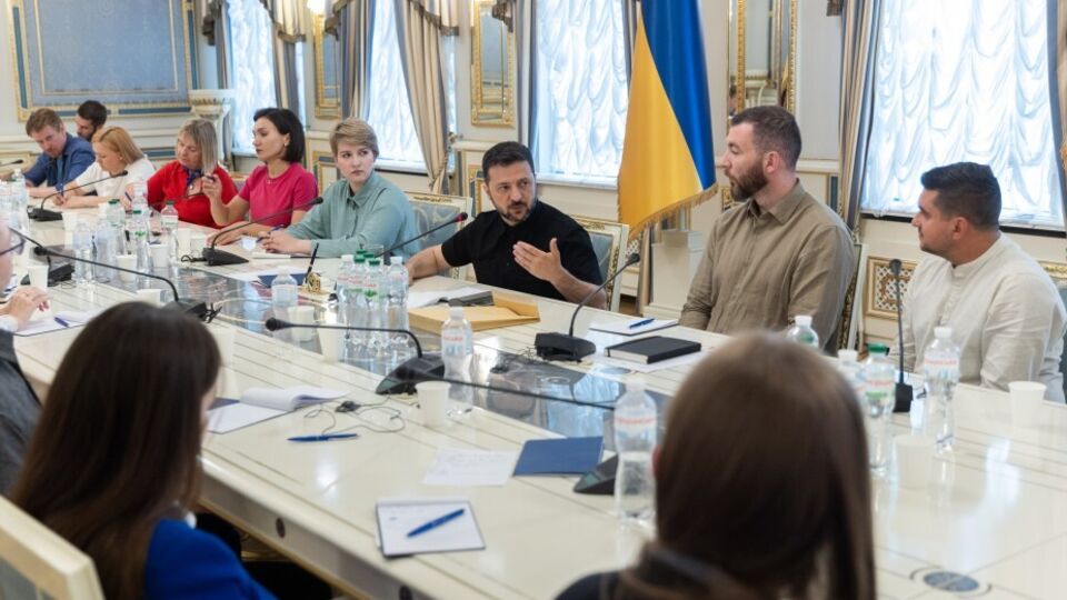 Зеленский встретился с журналистами и рассказал о планах по покупке оружия у США