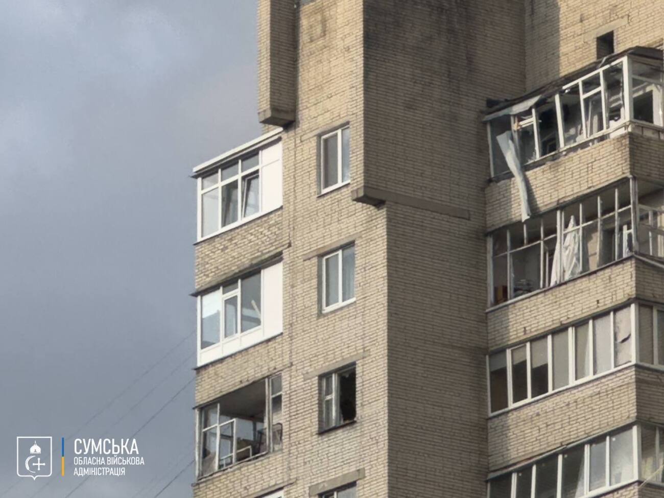 Дрон попал в многоэтажку