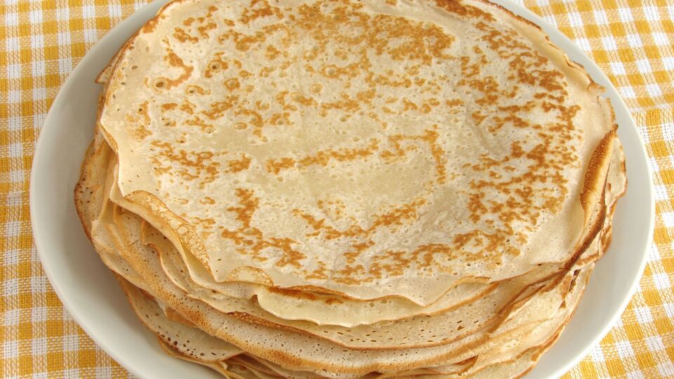 Обжарьте блины на горячей сковороде по несколько минут с каждой стороны