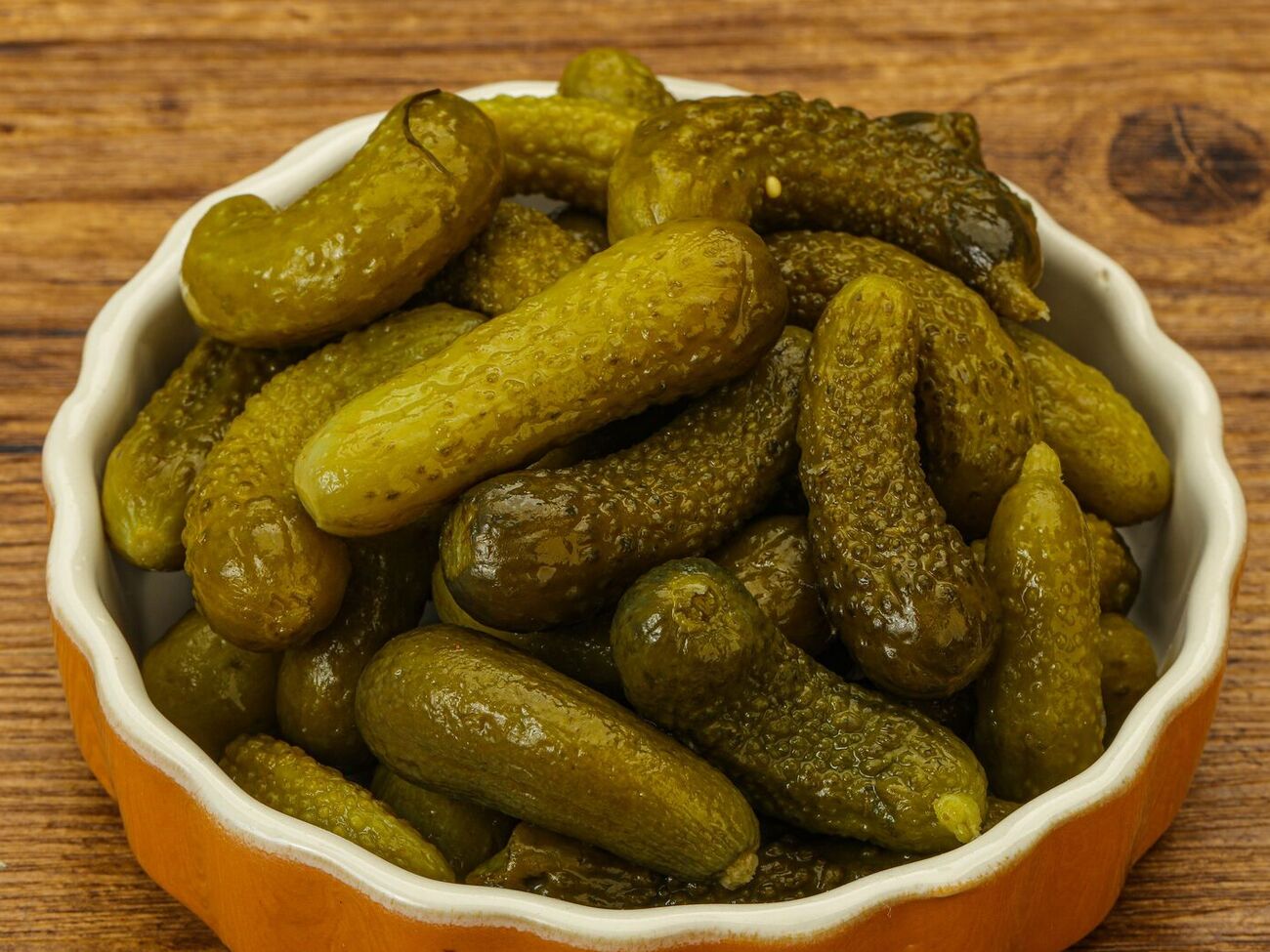 У банку потрібно покласти листя смородини й хрону