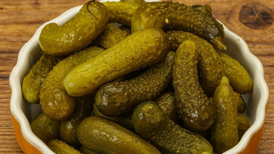 У банку потрібно покласти листя смородини й хрону