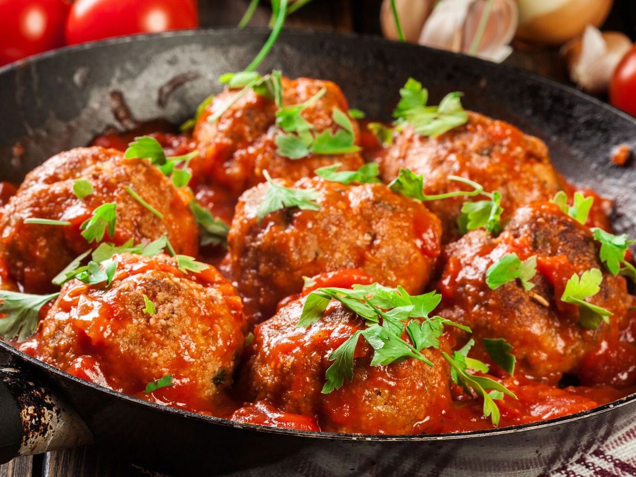 У фарш потрібно додати 100 г панірувальних сухарів