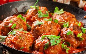 У фарш потрібно додати 100 г панірувальних сухарів