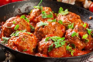 У фарш потрібно додати 100 г панірувальних сухарів