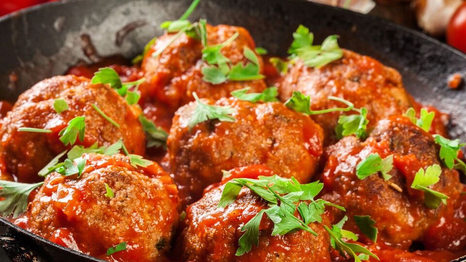 У фарш потрібно додати 100 г панірувальних сухарів