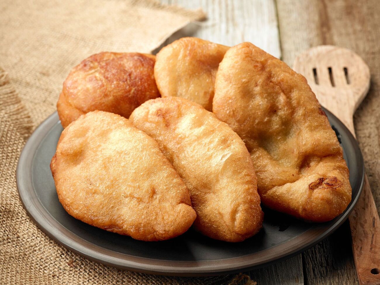 В тесто положите 2 ст. л. крахмала