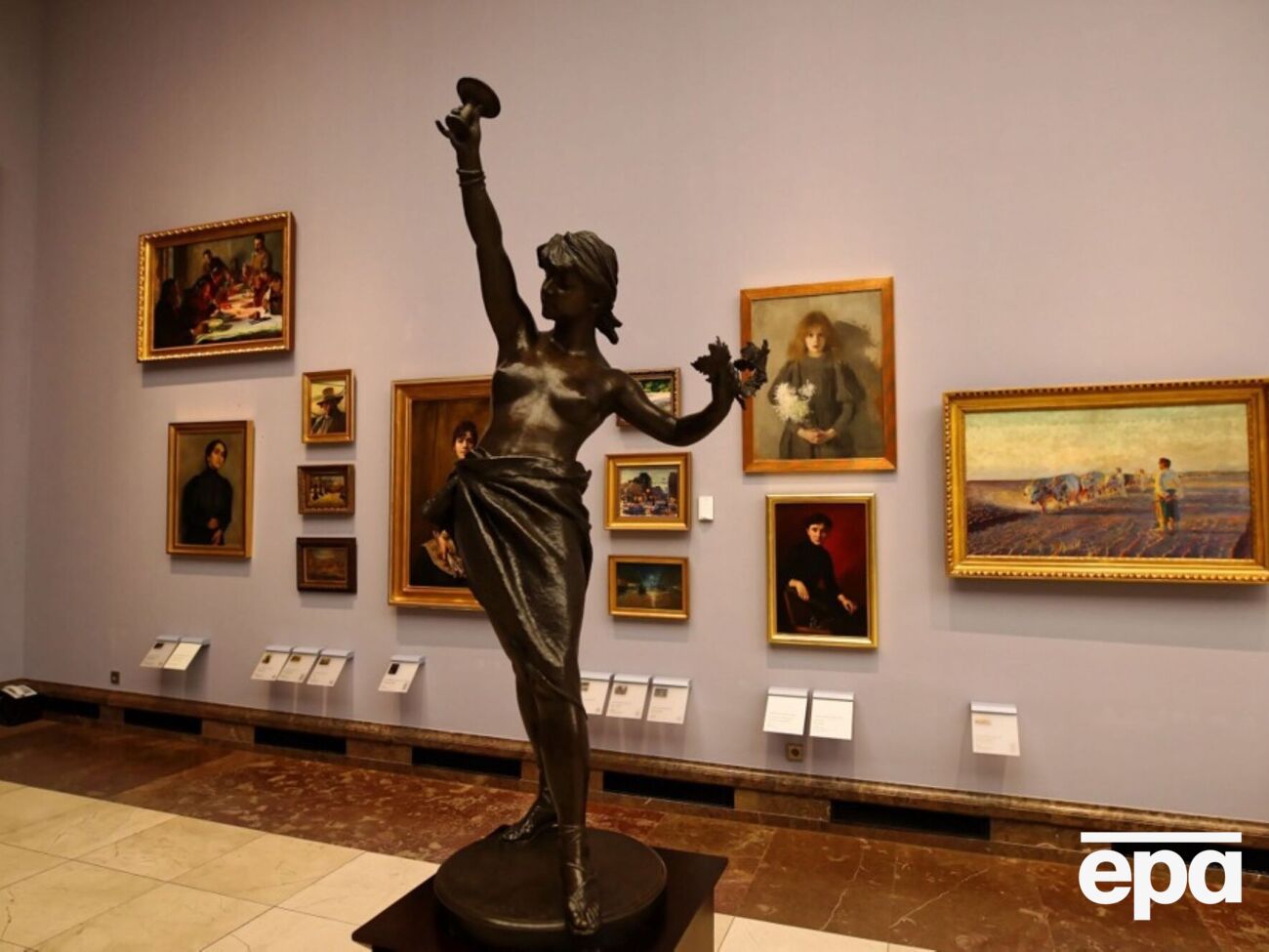 Произведения искусства должны переместить к концу года