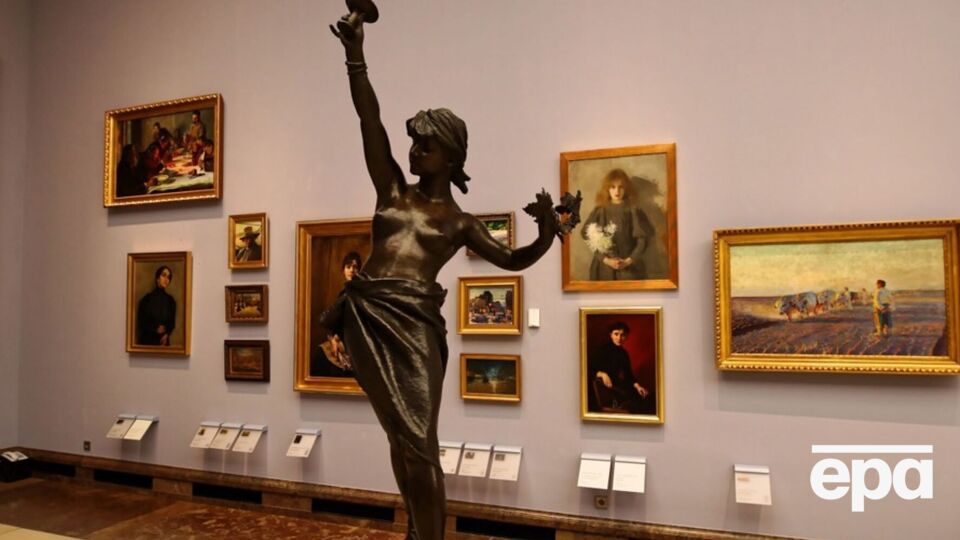 Произведения искусства должны переместить к концу года