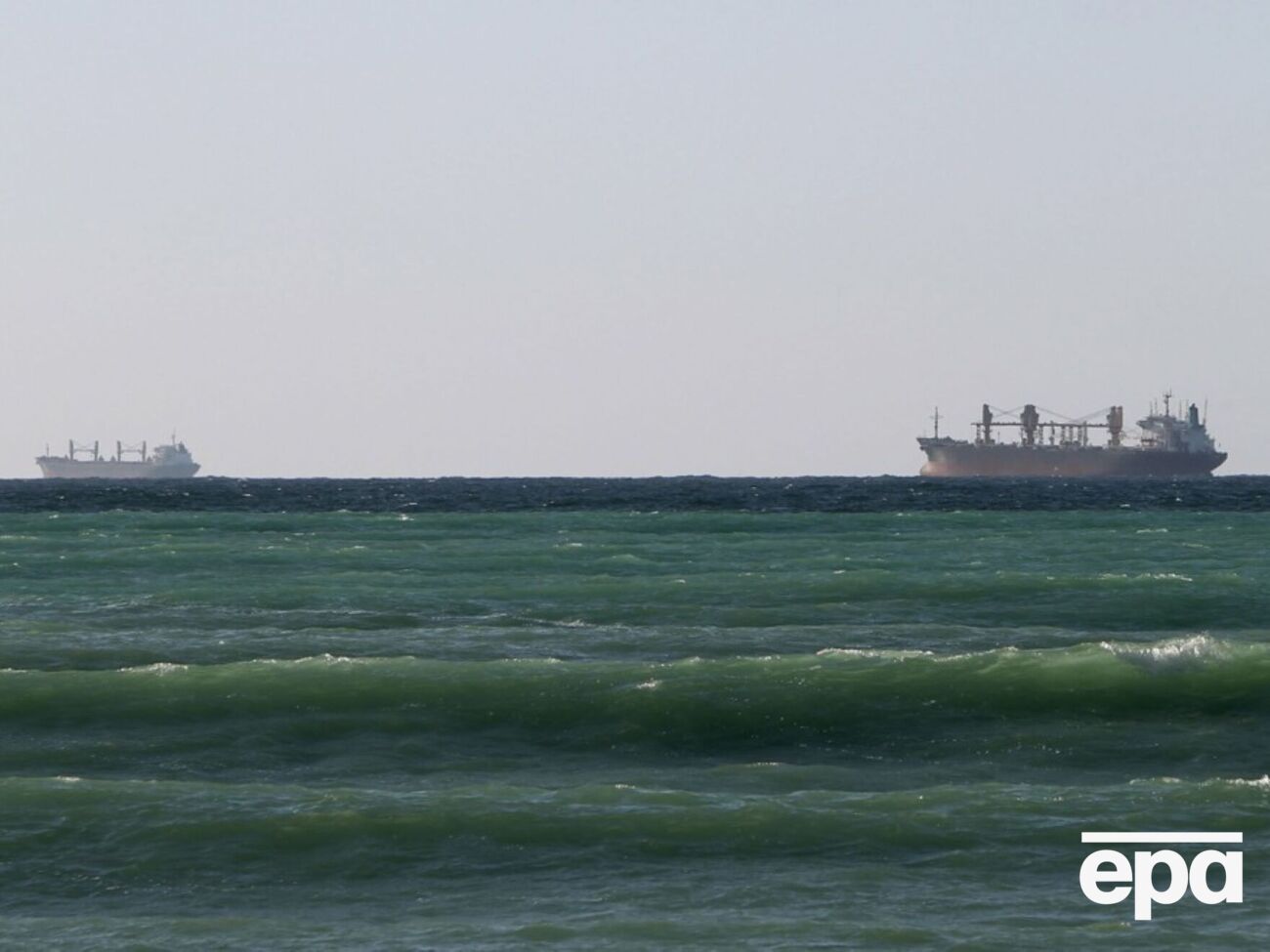 Через Ормузьку протоку проходить приблизно 20% світової нафти, а також здійснюють транзит скрапленого природного газу