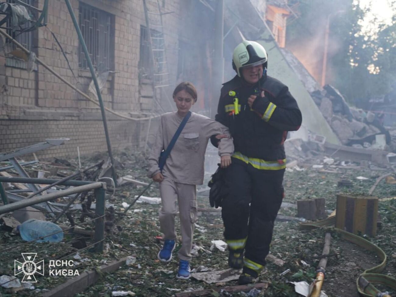 Спасатели вывели из обстрелянных домов двух детей