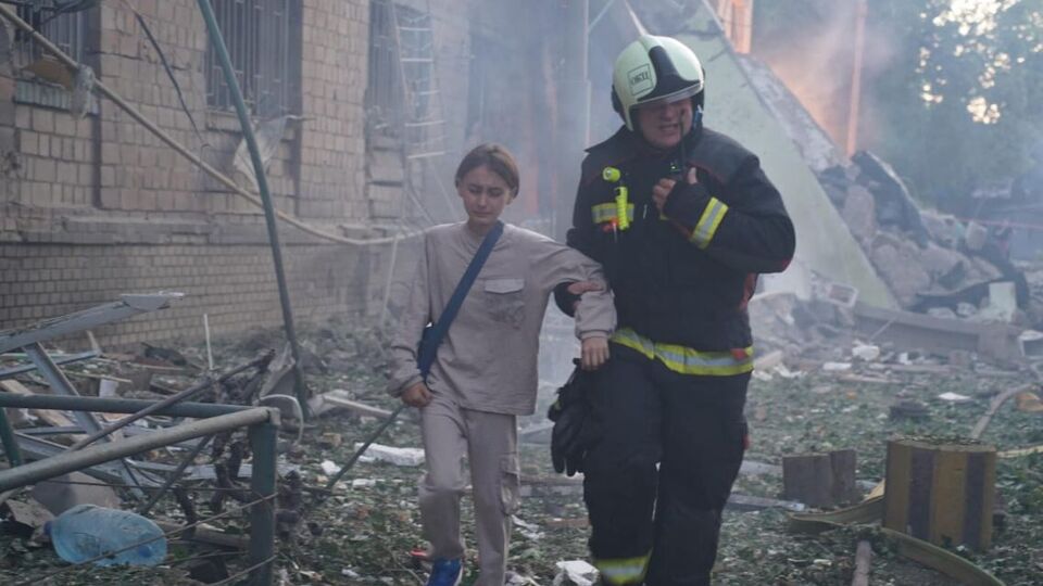 Спасатели вывели из обстрелянных домов двух детей