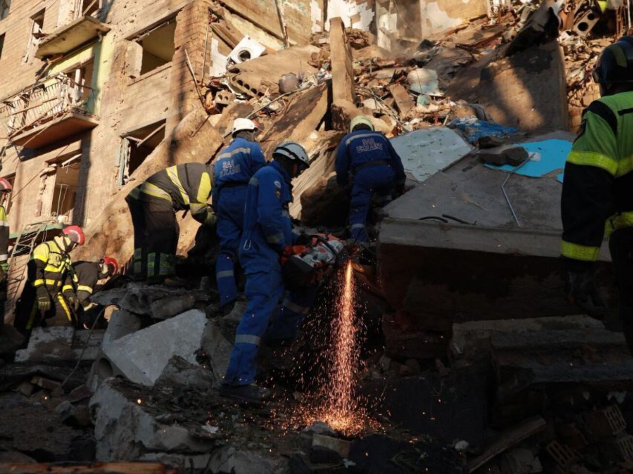 На местах прилетов продолжаются спасательные работы