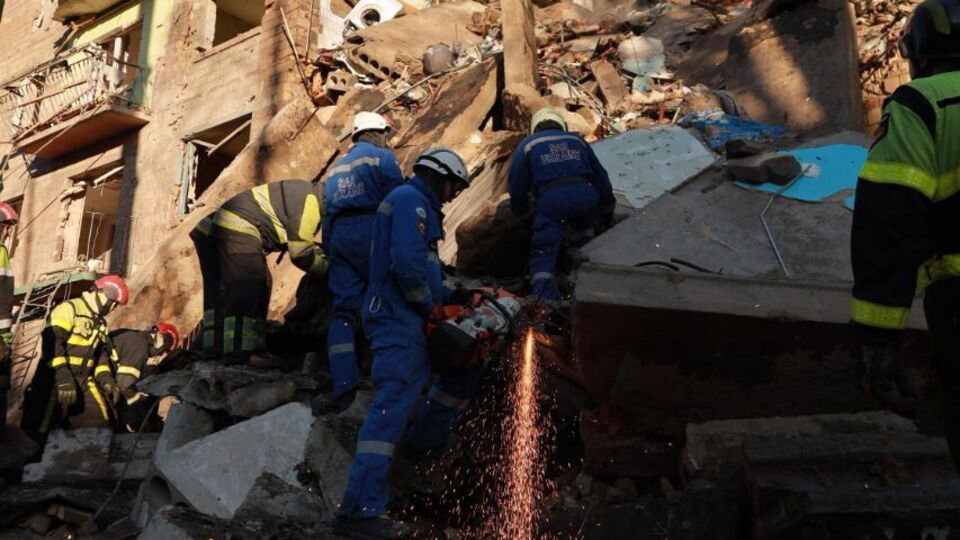 На местах прилетов продолжаются спасательные работы