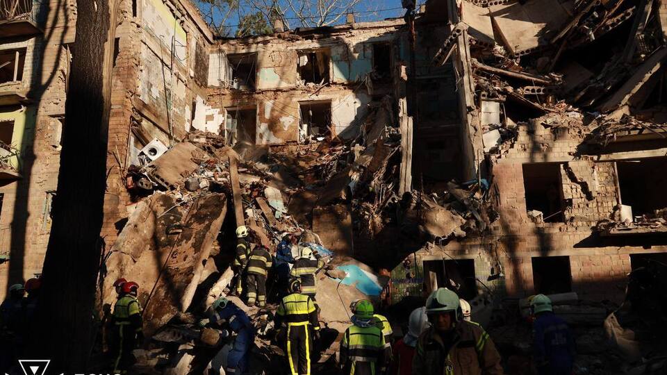 Киевлянину удалось выбраться с пятого этажа дома