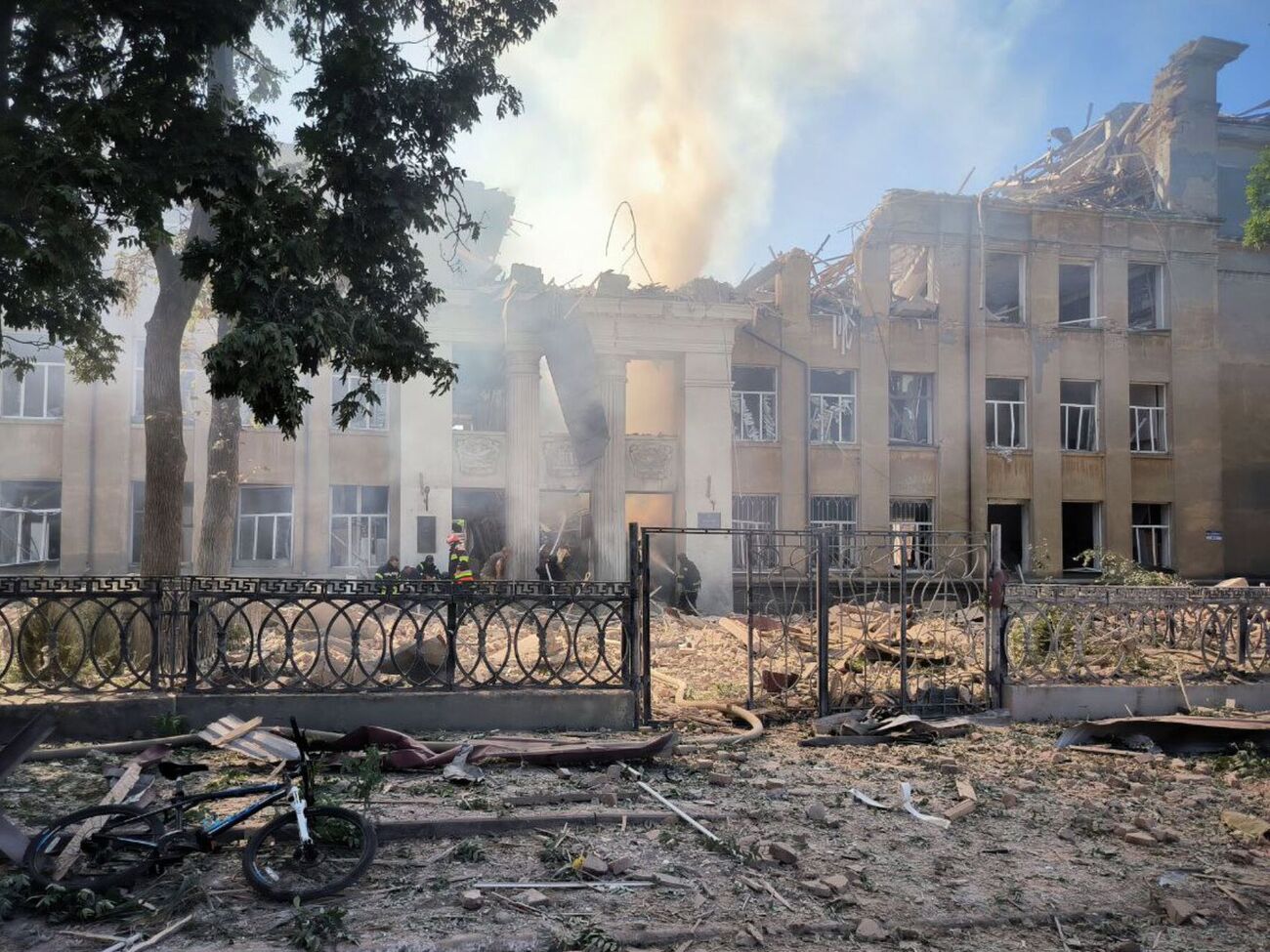 По данным ОВА, россияне ударили по лицею двумя ракетами