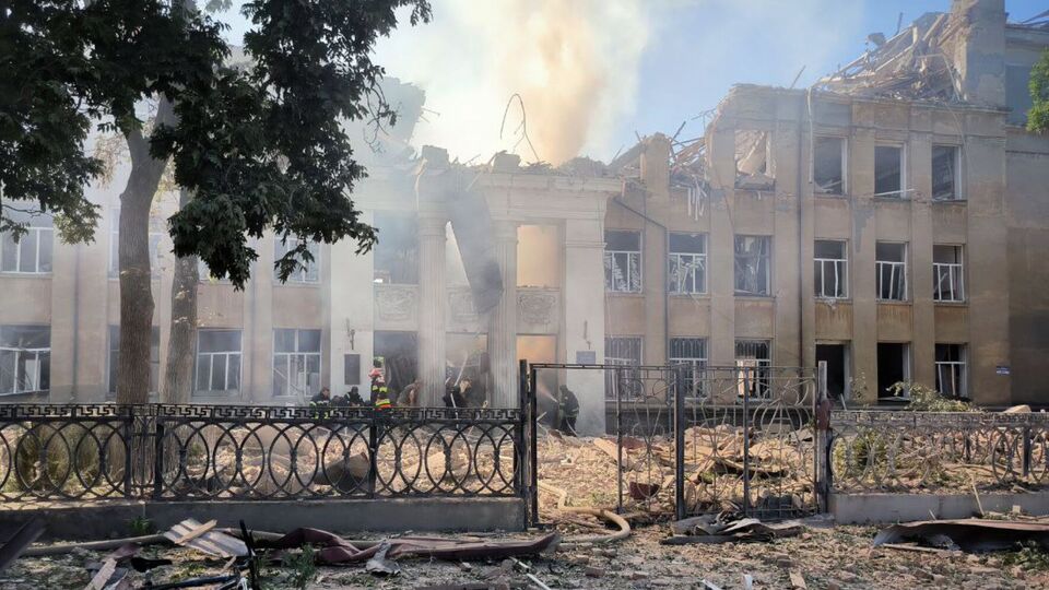 По данным ОВА, россияне ударили по лицею двумя ракетами