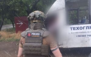 В момент атаки водитель находился за рулем транспортного средства, в салоне был пассажир