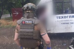 У момент атаки водій перебував за кермом транспортного засобу, у салоні був пасажир