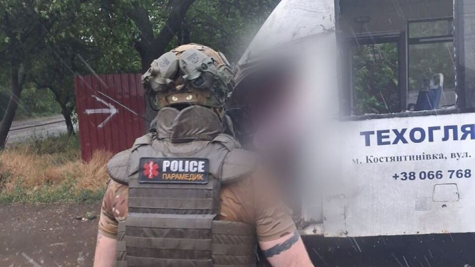 У момент атаки водій перебував за кермом транспортного засобу, у салоні був пасажир