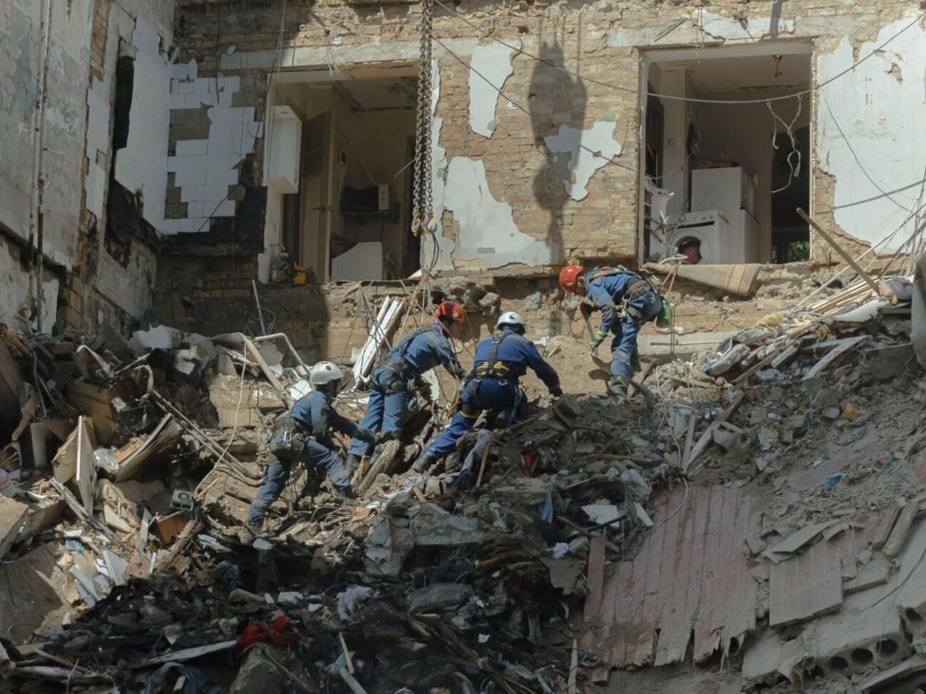 Оказавшийся под завалами человек должен обязательно дать знать о себе спасательной команде, когда услышит ее приближение, и не пытаться самостоятельно разобрать конструкции