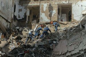 Людина, яка опинилася під завалами, має обов'язково дати знати про себе рятувальній команді, коли почує її наближення, і не намагатися самостійно розібрати конструкцї