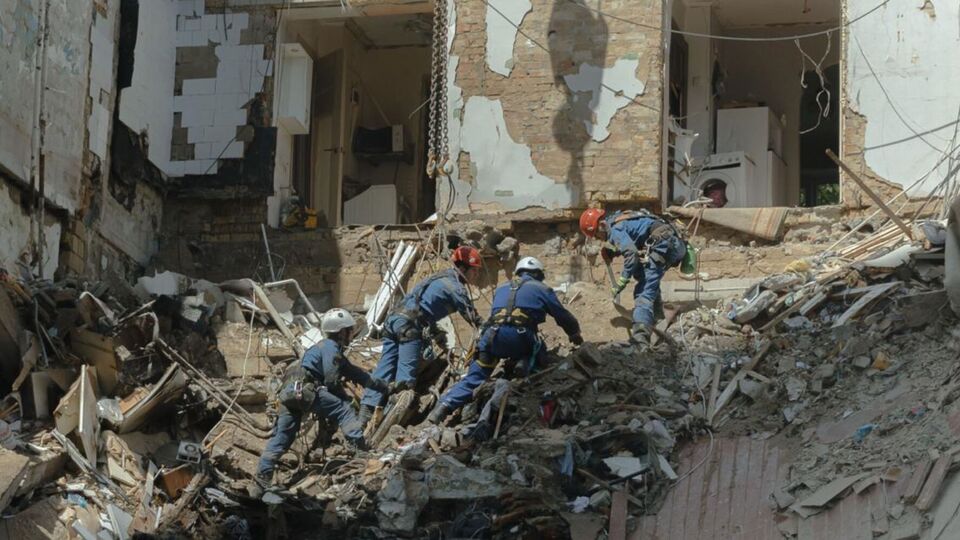 Оказавшийся под завалами человек должен обязательно дать знать о себе спасательной команде, когда услышит ее приближение, и не пытаться самостоятельно разобрать конструкции