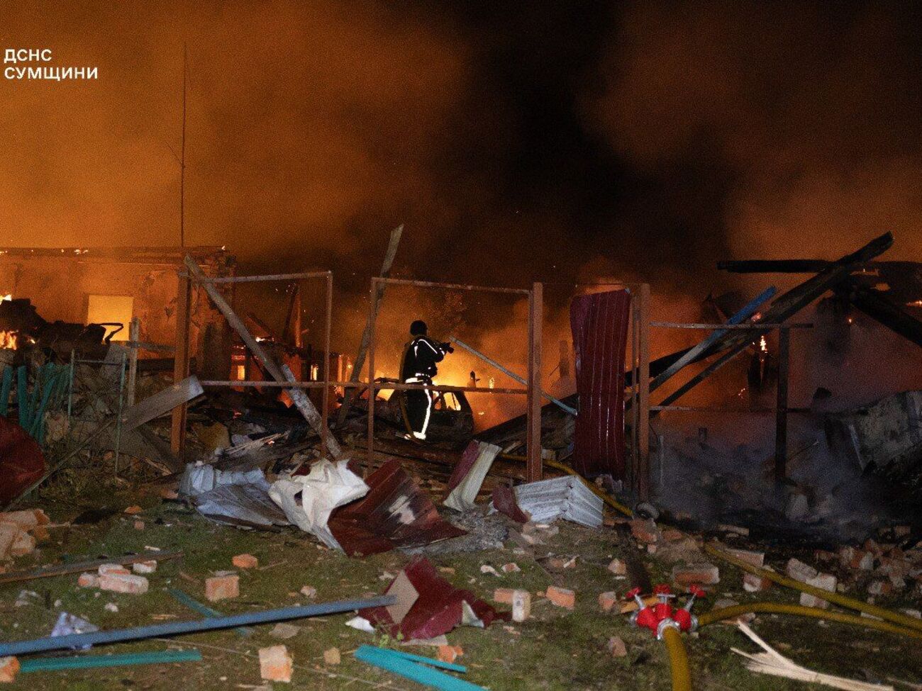 У ДСНС зазначили, що горіло одночасно 15 будівель