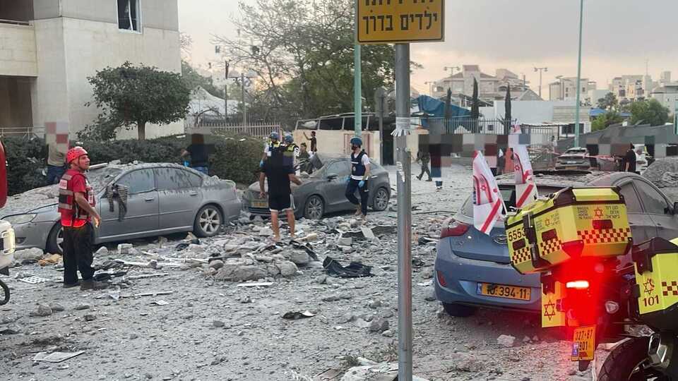 По Ізраїлю Іран уночі випустив чотири залпи ракет, пишуть ЗМІ