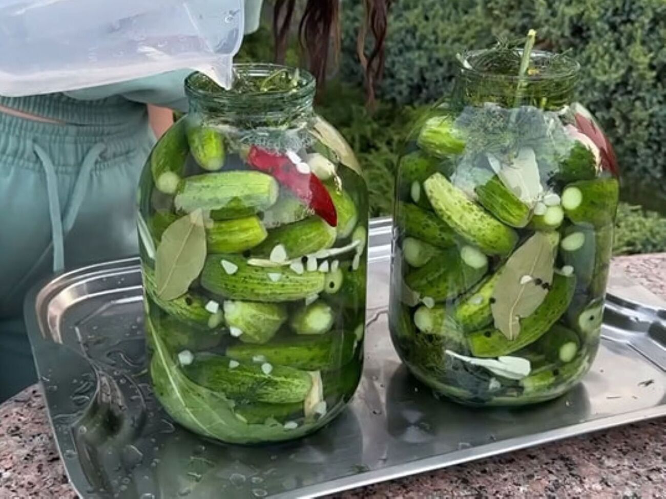 Для засолки автор блога посоветовала выбирать маленькие и средние огурцы