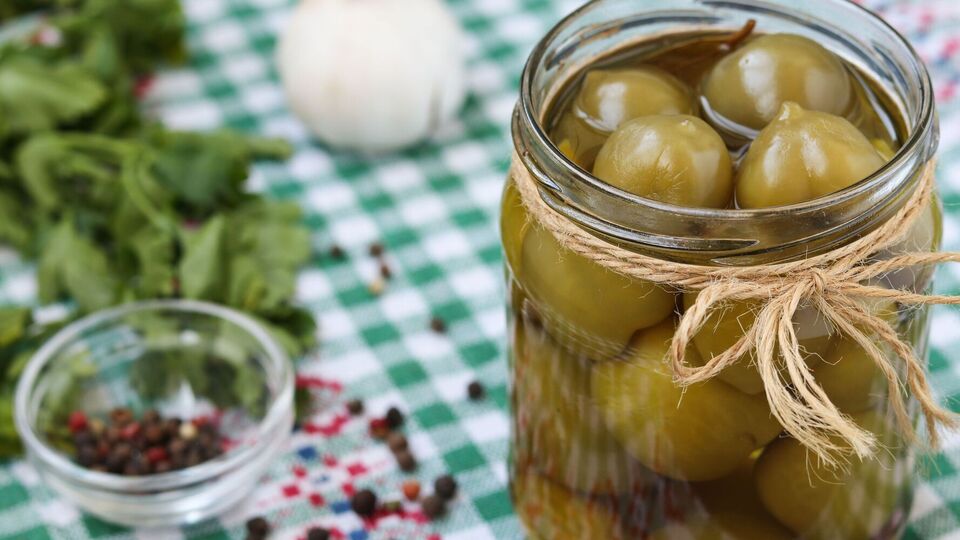 Банку закривають і зберігають за кімнатної температури