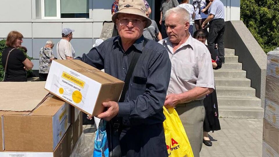 В Днепре продолжается выдача помощи от Фонда Рината Ахметова