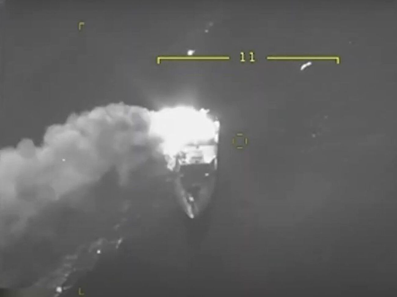 На видео можно увидеть, как катер загорается после попадания