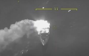 На видео можно увидеть, как катер загорается после попадания