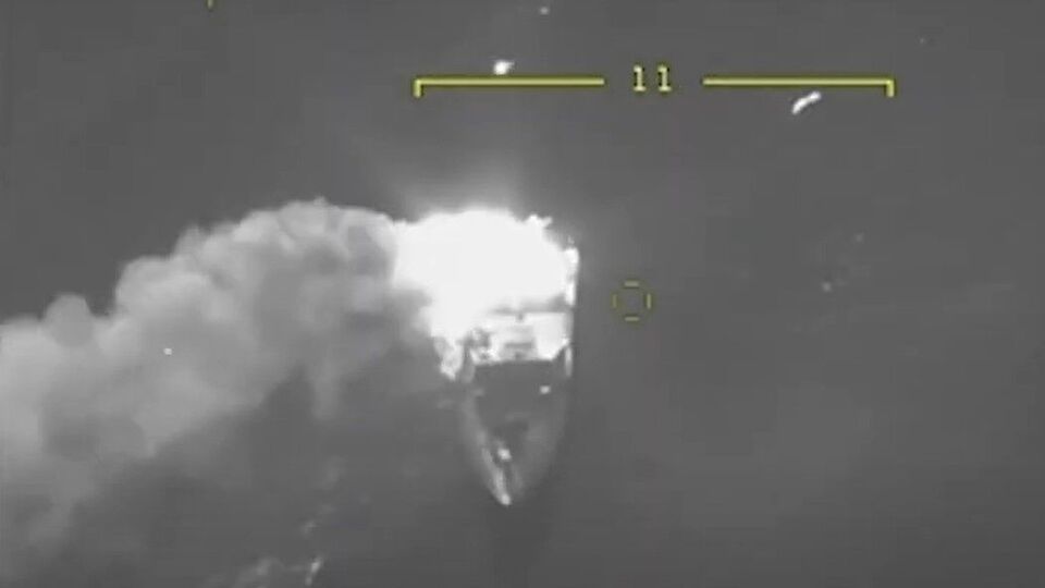 На видео можно увидеть, как катер загорается после попадания