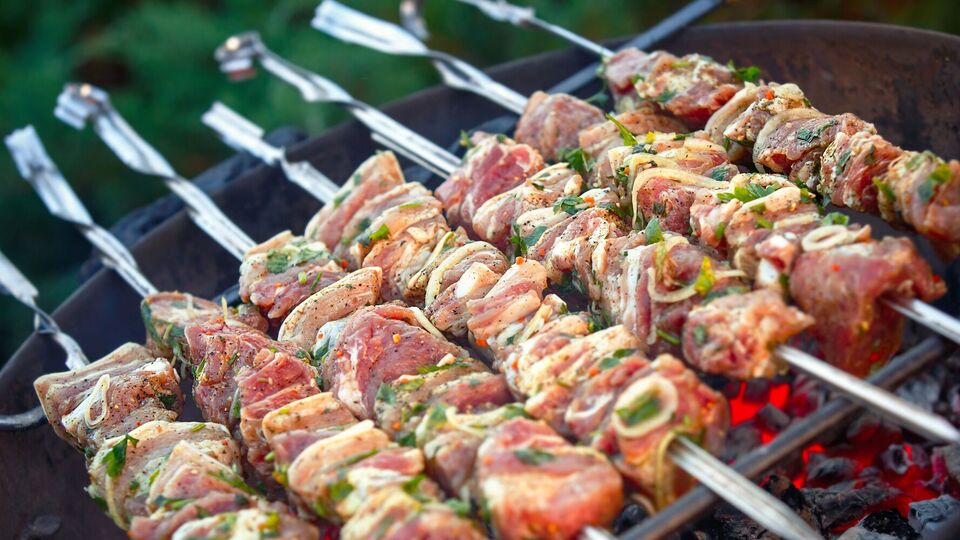 Шашлык нужно жарить на утихшем огне