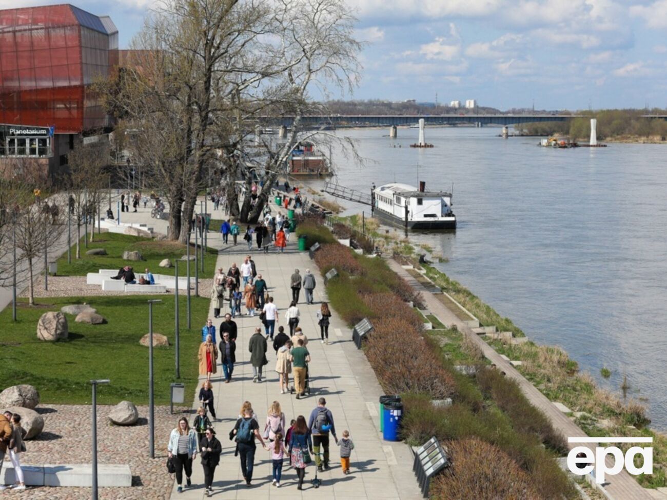 Людям пропонують менше працювати за збереження зарплати