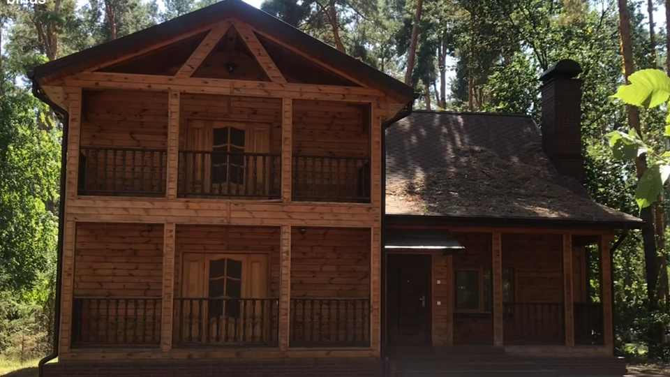 Дом был продан в 2021 году, пишут расследователи