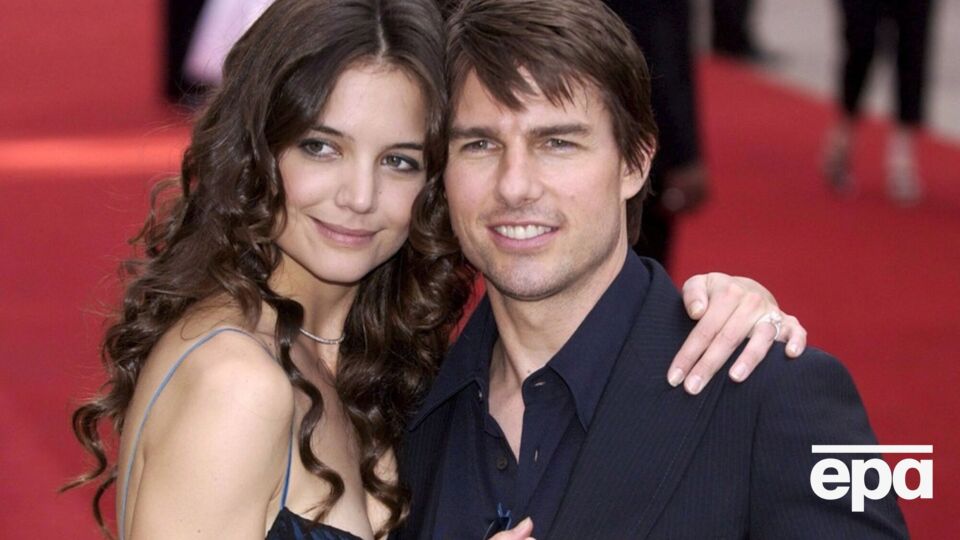 Роман между Крузом и Холмс начался в 2005 году