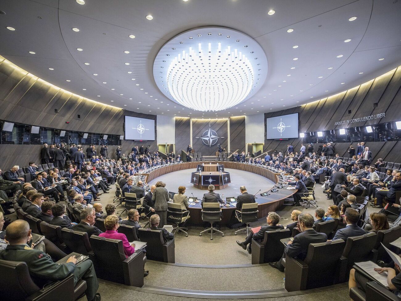 Кризисы, которые сейчас переживает НАТО, имеют более глубокие последствия, чем влияние Трампа, пишет колумнист Bloomberg