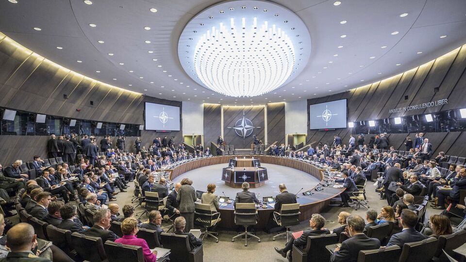 Кризисы, которые сейчас переживает НАТО, имеют более глубокие последствия, чем влияние Трампа, пишет колумнист Bloomberg
