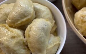 Вареники на пару можно приготовить на сковороде