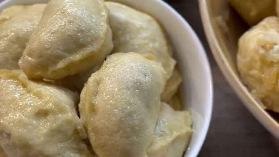 Вареники на пару можно приготовить на сковороде